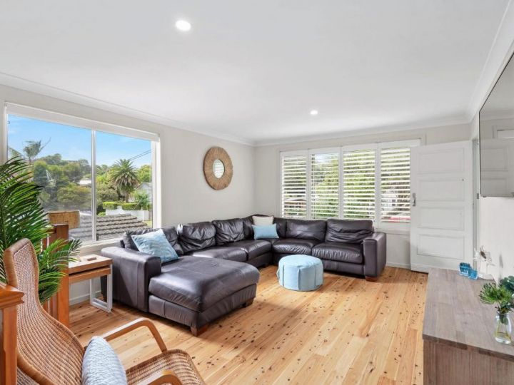 Modern Family Beach House with Outdoor Deck & BBQ Guest house, Terrigal - imaginea 2