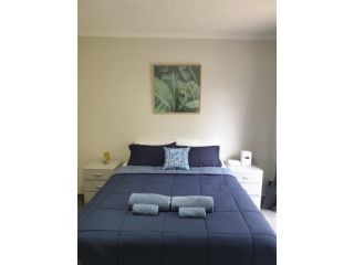 Entire 4 Bedroom Townhouse -sleeps 6/7- All yours Apartment, Melbourne - 4