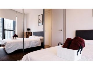 Entire 1BR apartment Right Next to Crown with pool,gym & Parking available Apartment, Melbourne - 2