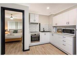 Executive 1 Bedroom Apartment close to Foreshore and CBD Apartment, Perth - 4