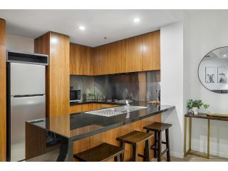 Executive Unit with Pool and Gym near Riverfront Apartment, Melbourne - 3