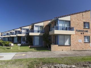 Fairholme 5, Opposite Lake Apartment, Tuncurry - 5