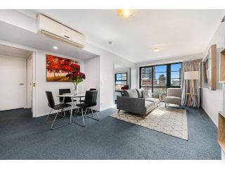 Family Unit with Balcony, Free Trams to CBD Sights Apartment, Melbourne - 5