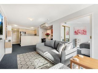 Family Unit with Balcony, Free Trams to CBD Sights Apartment, Melbourne - 2