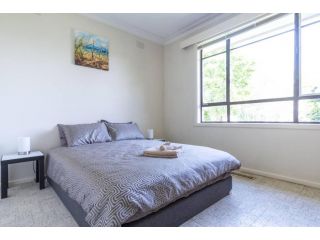 Fantastic Three Bedroom Home Close to City and Airport Guest house, Melbourne - 5