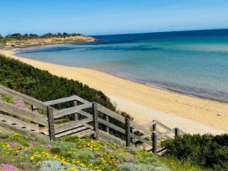 Fishermans Beach Treehouse Guest house, Mornington - 1