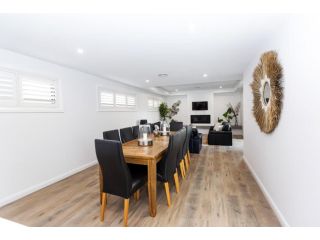 TWO TEN Sleeps 10! Luxury CBD Accommodation Apartment, Wagga Wagga - 4