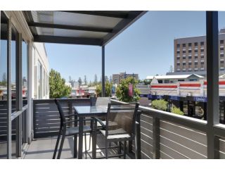 FiveWays Lookout spacious, big balcony, views up and down the hip strip Apartment, Fremantle - 1