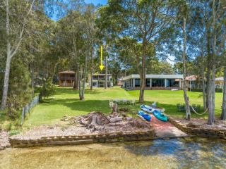 Four Loralyn on the water St Georges Basin 4pm Check Out Sundays Guest house, St Georges Basin - 1