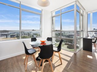 As the Sun Sets - Modern and Spacious 2BR Zetland Apartment Facing the Setting Sun Apartment, Sydney - 1