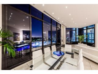 Exclusive Stays - Gallery Penthouse Apartment, Melbourne - 4