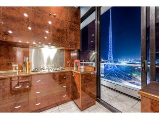 Exclusive Stays - Gallery Penthouse Apartment, Melbourne - 3