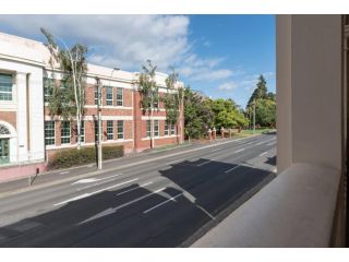 Generous Victorian Terrace in CBD â€“ parking & wifi Apartment, Launceston - 3