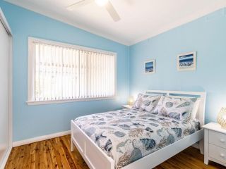 Golden Sands 2 Short Street Guest house, Fingal Bay - 3