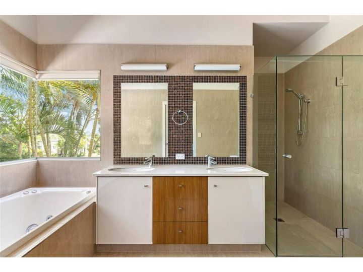 4 bedroom 4 bathrooms with a pool Guest house, Gold Coast - imaginea 1