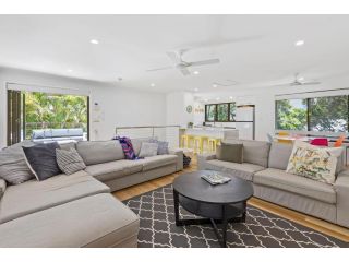 Graebill 2 Bedroom 2 Bathroom Light and Spacious Duplex Walk to Beach Great Outdoor Entertaining Area Guest house, Sunshine Beach - 4