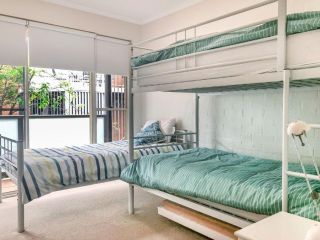 Coastal Townhouse with BBQ, Close Walk to Beach Guest house, Avoca Beach - 5