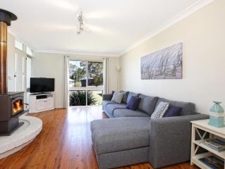 Hayes Beach House, Jervis Bay - Pet Friendly Award Winner - Fireplace Guest house, Callala Beach - 1