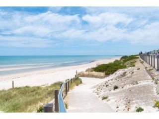 HEN001 Coastal Beach Retreat Cosy 2BR Apartment Apartment, Henley Beach South - 4