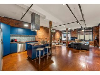 StayCentral - Heritage Warehouse Retreat Melbourne Apartment, Melbourne - 3