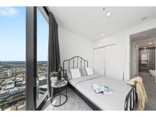 High-Floor, Luxury Living 2BR Apt Near Crown Casino with City Views Apartment, Melbourne - 1