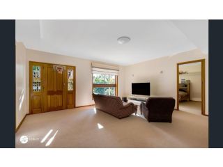 HILLTOP - Beautiful Family Retreat with a View Guest house, Victoria - 3