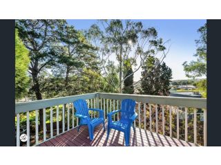 HILLTOP - Beautiful Family Retreat with a View Guest house, Victoria - 2