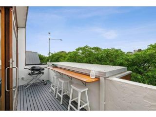 Hitchcock Getaway -Main Street Loft, 150m to Beach Apartment, Barwon Heads - 4