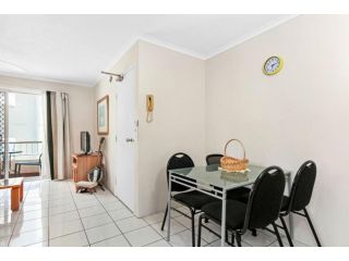 Superb 1 Bedroom Apartment near the Beach Apartment, Gold Coast - 4