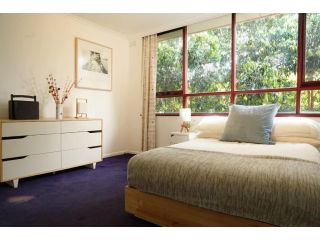 Huge stylish three bedroom apartment with pool Apartment, Melbourne - 3