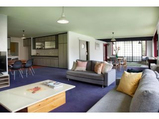 Huge stylish three bedroom apartment with pool Apartment, Melbourne - 2