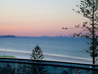 ICONIC UNIT 704 - LUXURY BEACHFRONT APARTMENT WITH Wi-Fi ON KIRRA BEACH IN COOLANGATTA Apartment, Gold Coast - 3