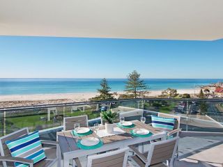 ICONIC UNIT 704 - LUXURY BEACHFRONT APARTMENT WITH Wi-Fi ON KIRRA BEACH IN COOLANGATTA Apartment, Gold Coast - 2