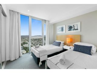 42nd Floor Apartment, Panoramic Views Above Hilton Apartment, Gold Coast - 3