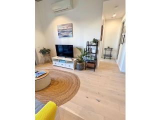 Industrial yet Modern, 1bd 1bth Apt - Woden Apartment, Phillip - 5