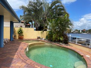 SPECTACULAR WATERFRONT Canal Home, BRIBIE ISLAND Guest house, Banksia Beach - 3
