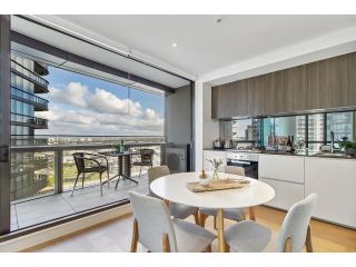 Stylish Waterfront Apartment With Docklands Views Apartment, Melbourne - 2