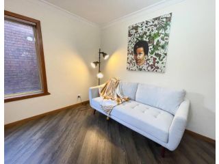 Kallara House - large family home (sleeps 12) with awesome cinema room Guest house, Melbourne - 4