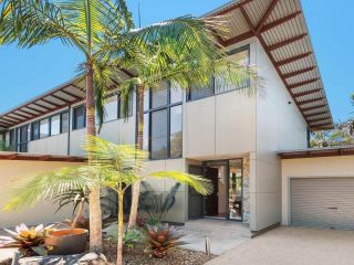 Your Luxury Escape - Kiah 11 Beach House Ocean views Guest house, Byron Bay - 1