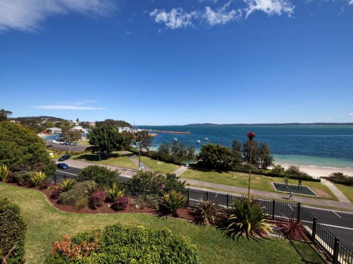 12 &#x27;Kiah&#x27;, 53 Victoria Pde - panoramic water views in the heart of Nelson Bay Apartment, Nelson Bay - imaginea 2