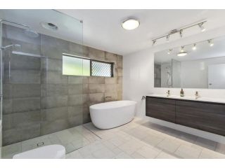 Kingscliff Ocean Vista With Jacuzzi Spa Guest house, Kingscliff - 5