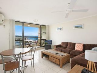 Kirra Gardens Unit 30 - Beachfront in Kirra with views to Surfers Paradise Apartment, Gold Coast - 2