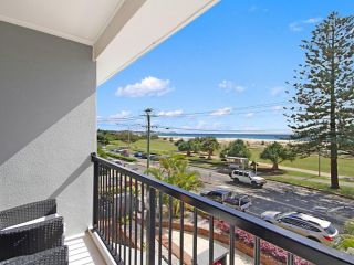 Kirra Vista Apartments Unit 18 - Right on the Beach in Kirra with free Wi-Fi Apartment, Gold Coast - 2