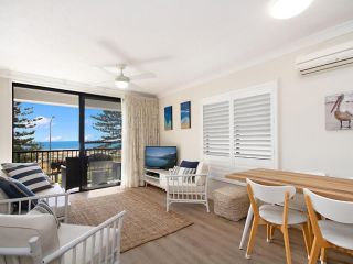 Kirra Vista Apartments Unit 18 - Right on the Beach in Kirra with free Wi-Fi Apartment, Gold Coast - 1