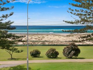 Kirra Vista Apartments Unit 18 - Right on the Beach in Kirra with free Wi-Fi Apartment, Gold Coast - 3