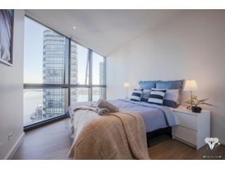 KOZYGURU DOCKLANDS HIGH LEVEL WATERVIEW 1BED POOL VDO883-2009 Apartment, Melbourne - 1