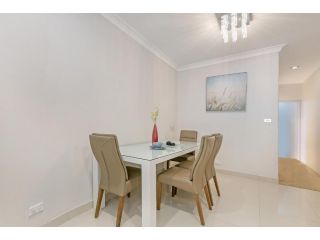 KOZYGURU LEICHHARDT COZY HOLIDAY 3 BED HOME + FREE PARKING-NLE367 Apartment, Sydney - 5