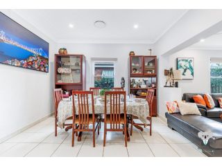 KozyGuru / Rockdale / Spacious Modern 2 Bedrooms Holiday Home NRO147 Apartment, Sydney - 1